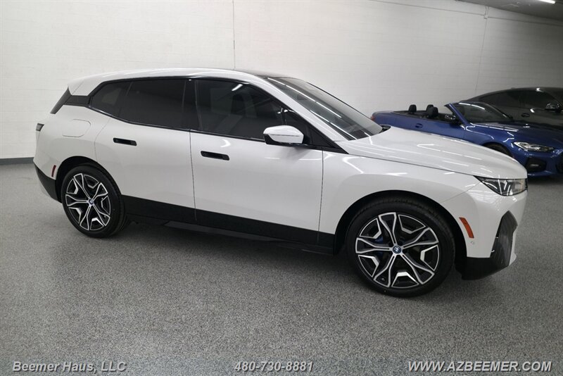 Used 2024 BMW iX xDrive50 w/ Sport Package AWD/4WD image 17