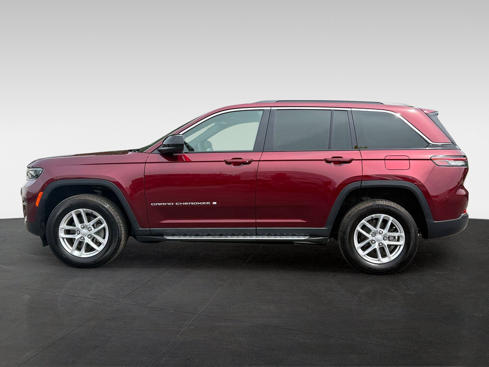 Used 2025 Jeep Grand Cherokee Laredo X w/ Luxury Tech Group I AWD/4WD image 8
