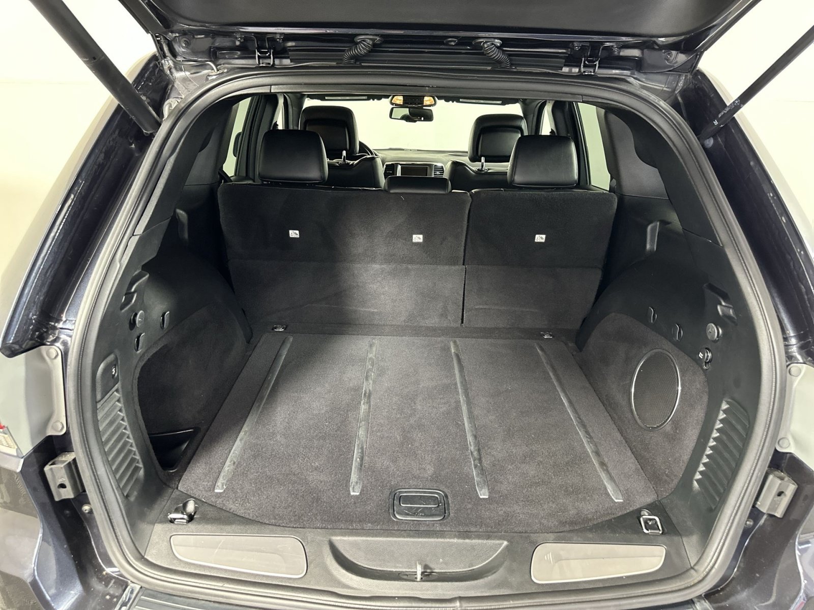 Used 2015 Jeep Grand Cherokee Overland AWD/4WD image 26
