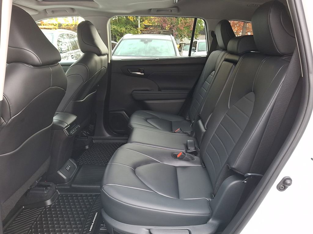 Used 2024 Toyota Highlander XLE image 10