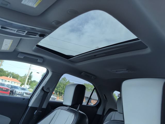 Used 2017 Chevrolet Equinox Premier w/ Enhanced Convenience Package FWD image 3