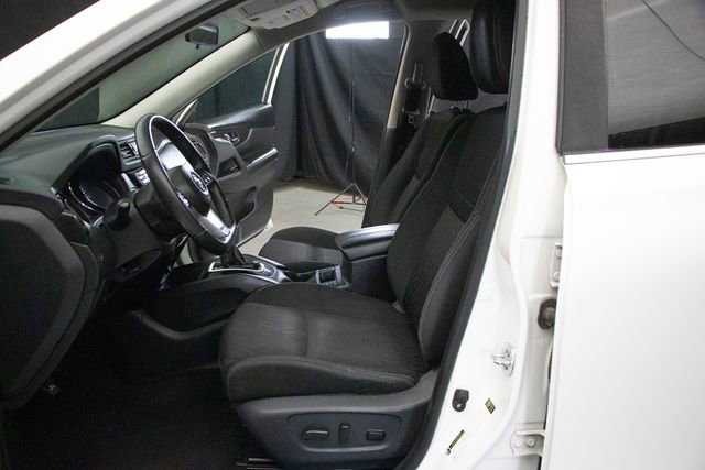 Used 2018 Nissan Rogue SV image 25