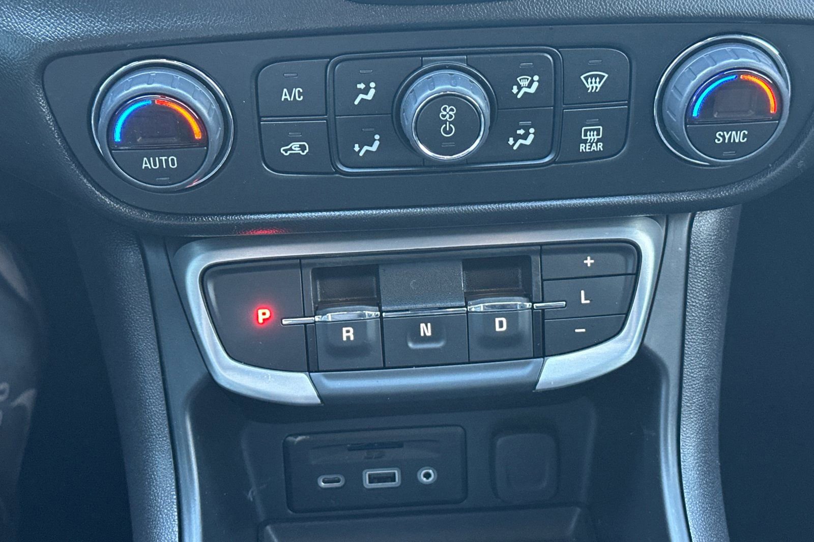 Used 2024 GMC Terrain SLT image 28