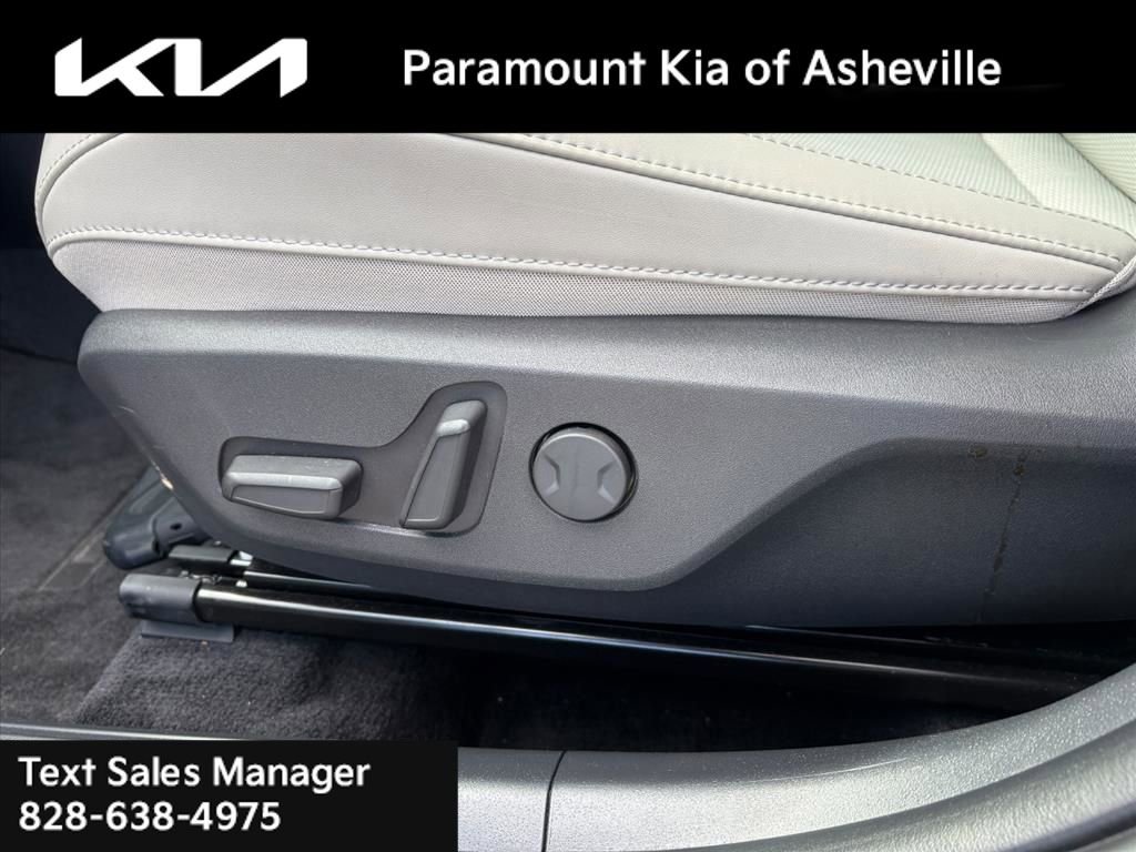 Certified 2025 Kia Niro EX image 18