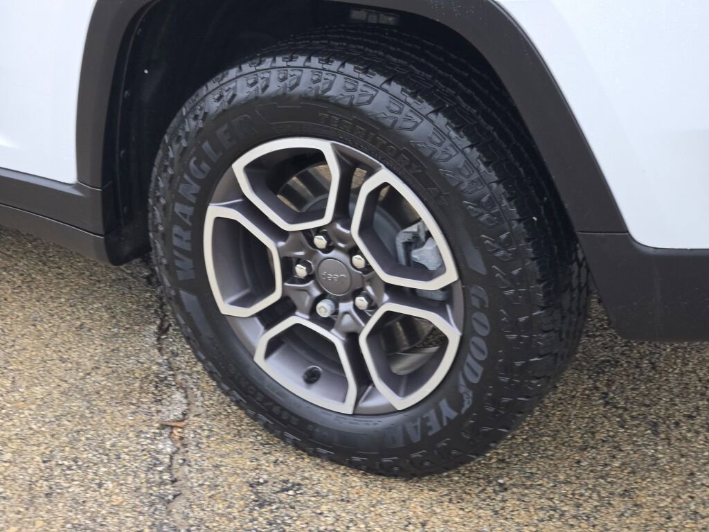 Certified 2022 Jeep Grand Cherokee Trailhawk AWD/4WD image 15