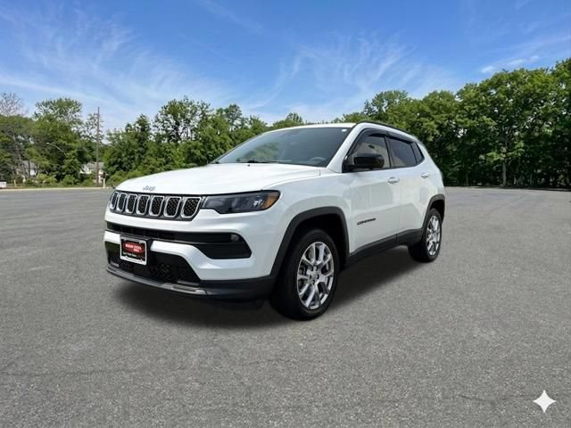 Used 2023 Jeep Compass Latitude AWD/4WD image 4