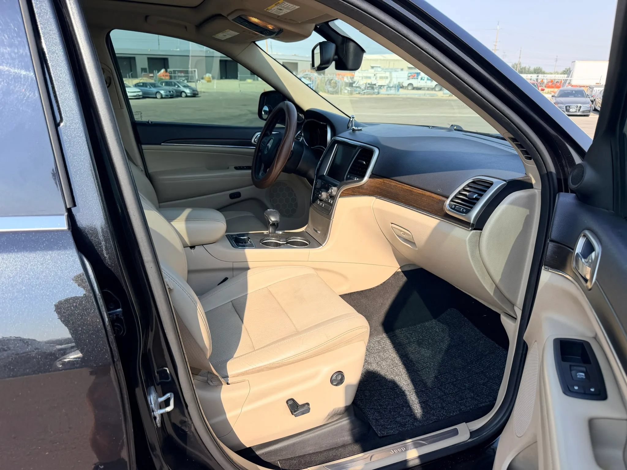Used 2014 Jeep Grand Cherokee Limited w/ Luxury Group II AWD/4WD image 17