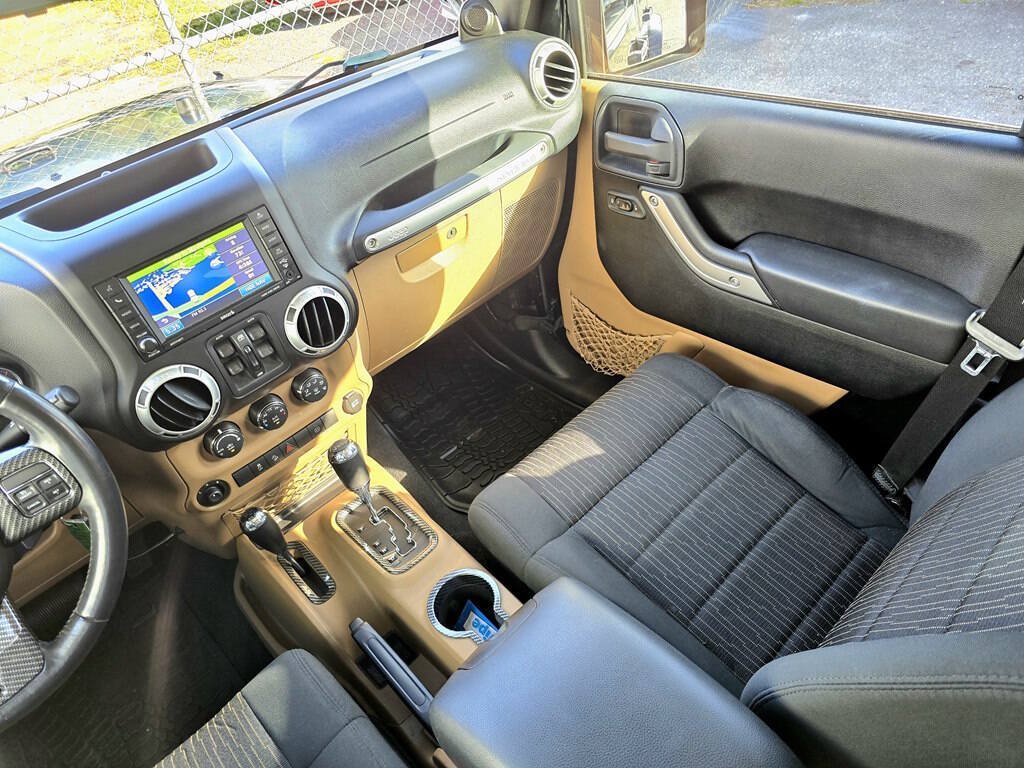 Used 2012 Jeep Wrangler Unlimited Sahara w/ Connectivity Group AWD/4WD image 14