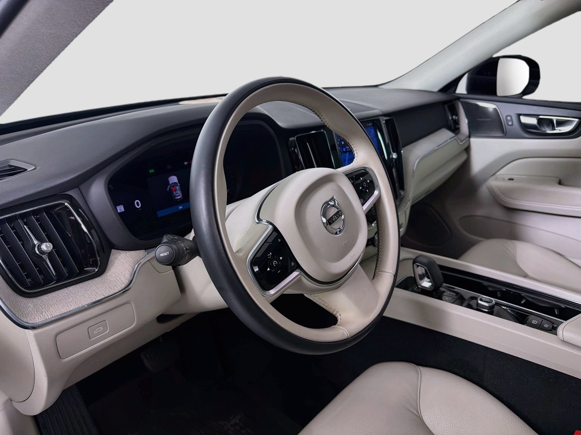 Certified 2023 Volvo XC60 B5 Plus w/ Protection Package Premier FWD image 10