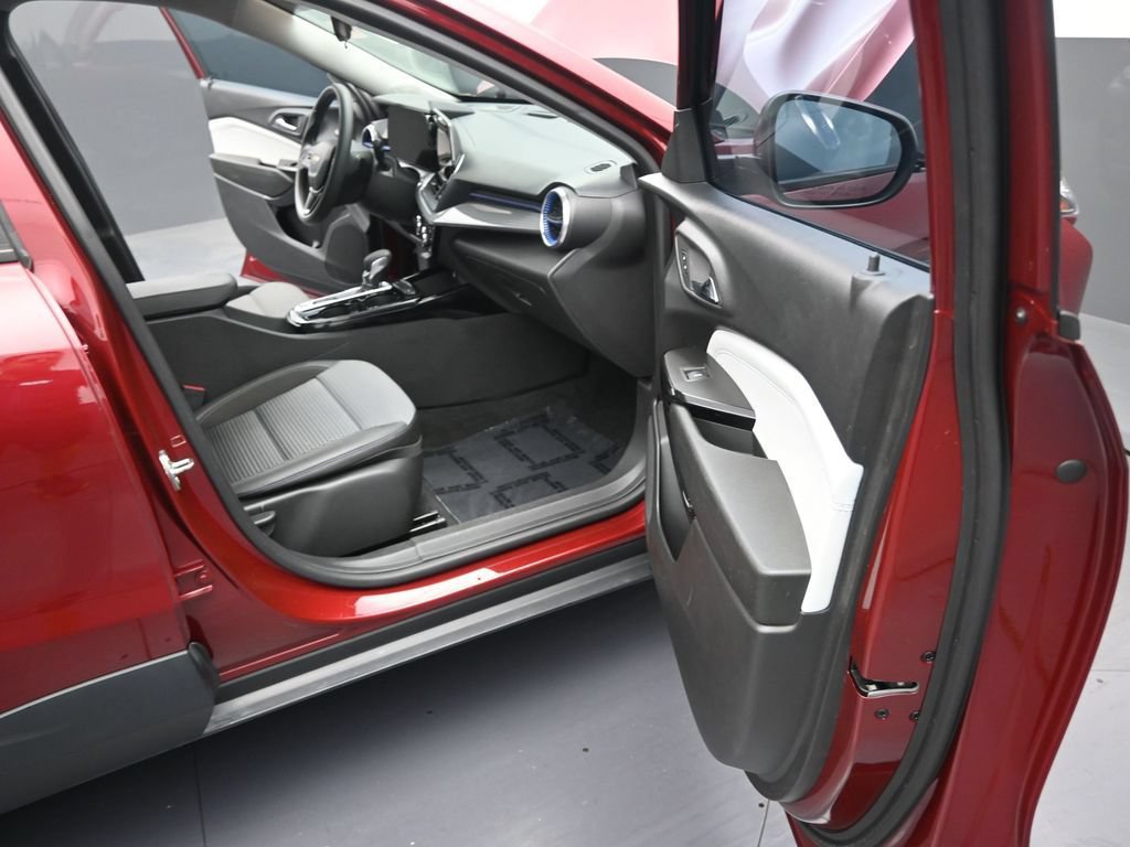 Used 2024 Chevrolet Trax LT FWD image 17