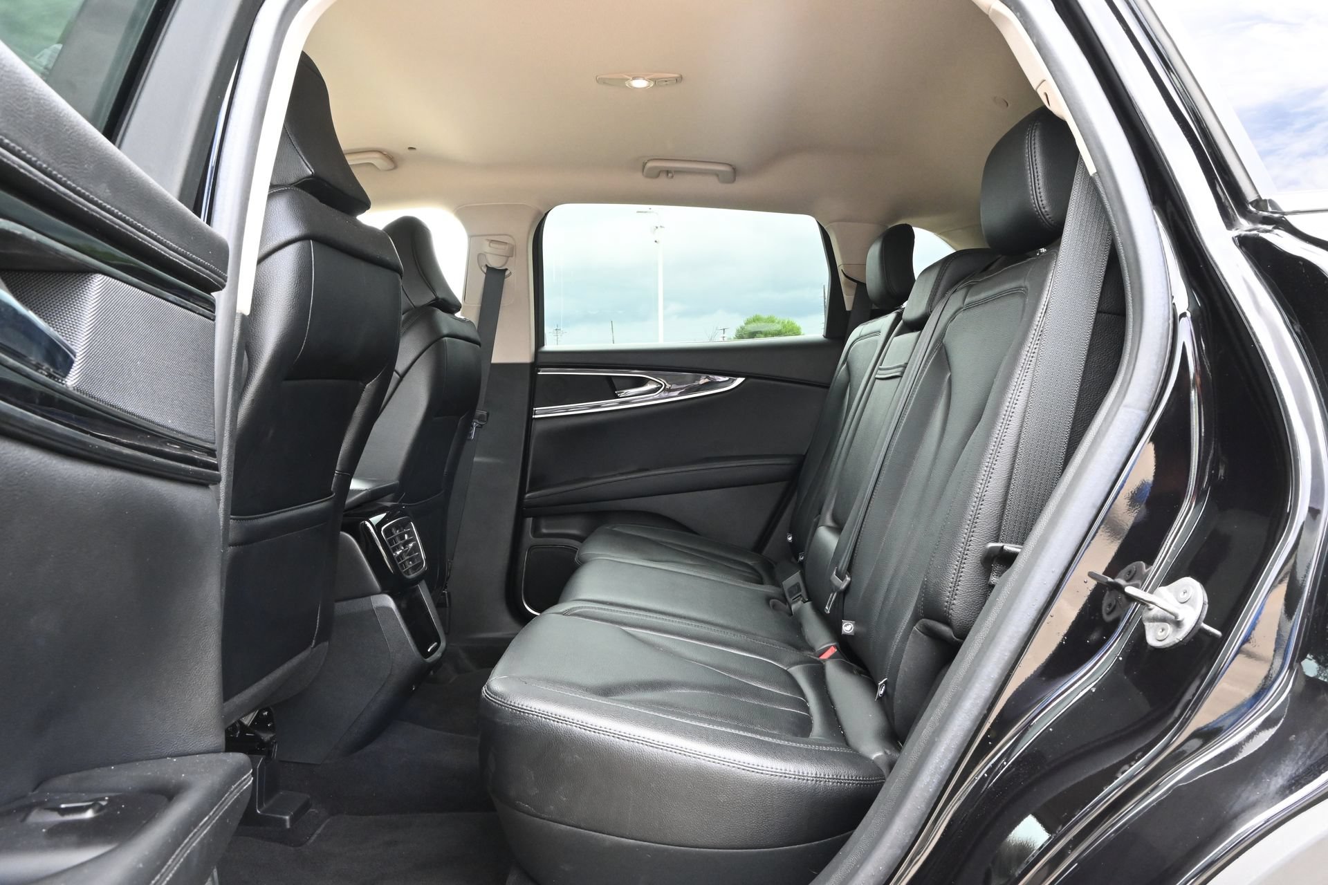 Used 2023 Lincoln Nautilus FWD w/ Premium Package image 21