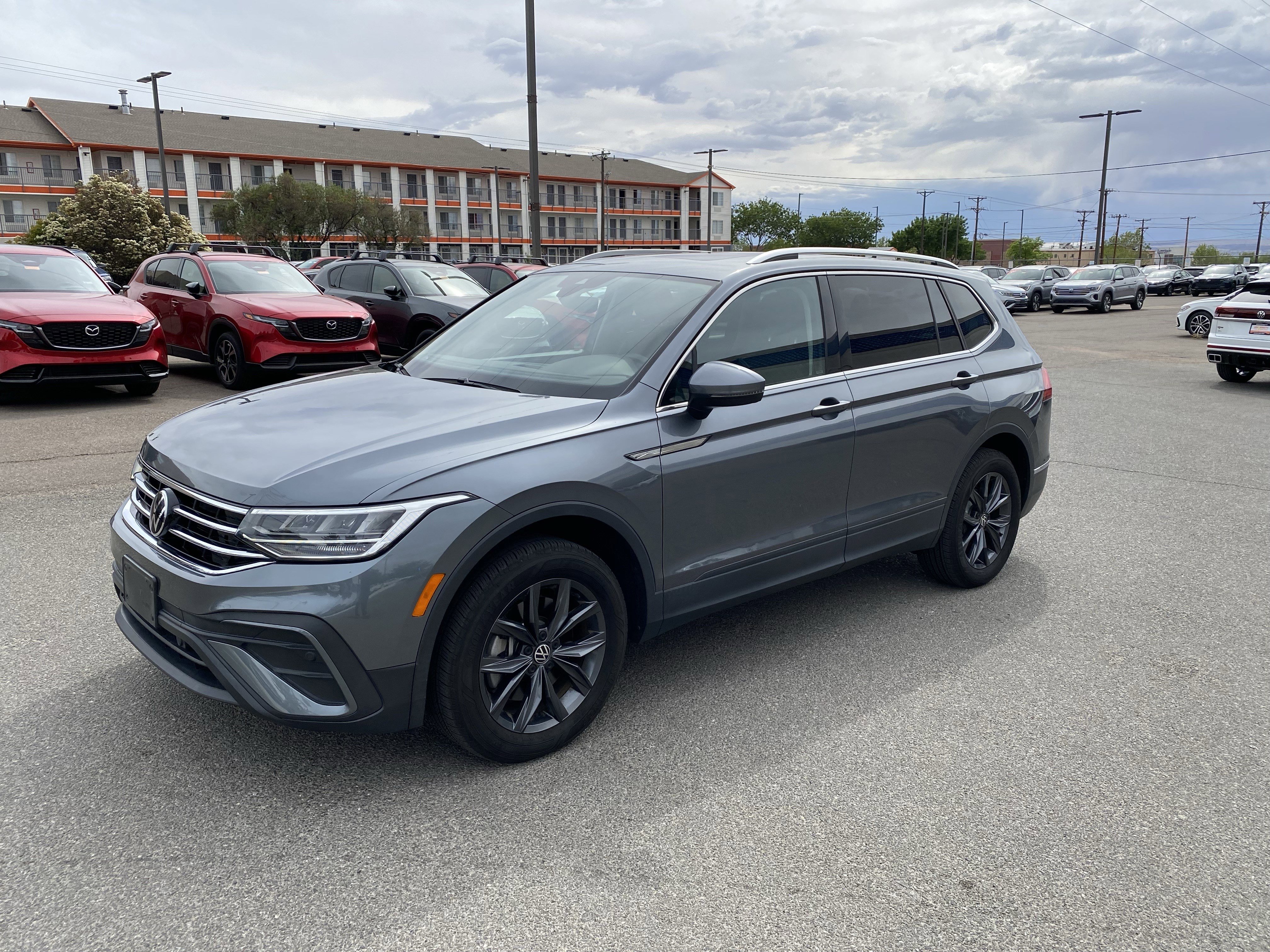 Used 2022 Volkswagen Tiguan SE w/ Panoramic Sunroof Package image 38