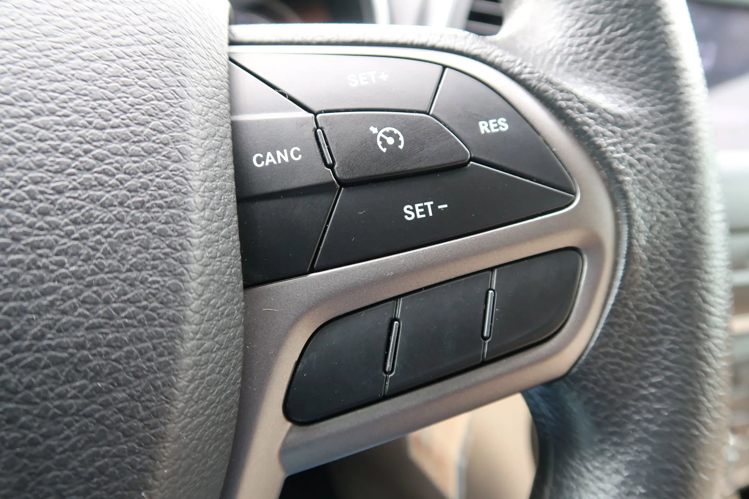 Used 2019 Jeep Cherokee Latitude w/ Popular Appearance Group FWD image 32