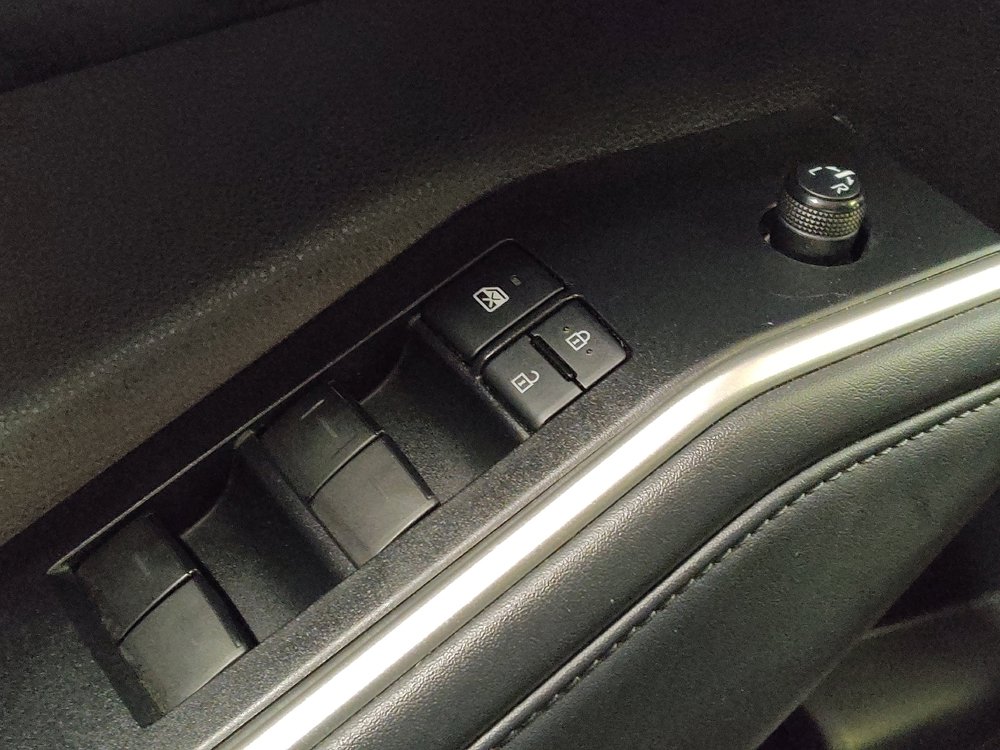 Used 2021 Toyota Highlander LE image 27