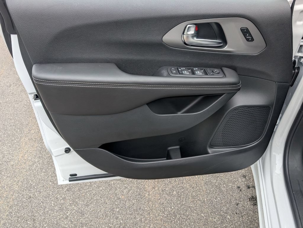 New 2027 Chrysler Pacifica Select FWD image 9