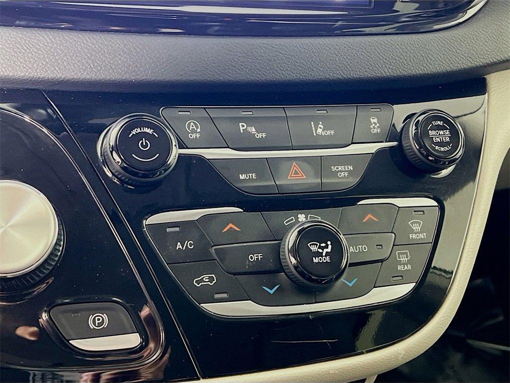 Used 2023 Chrysler Pacifica Touring-L image 15