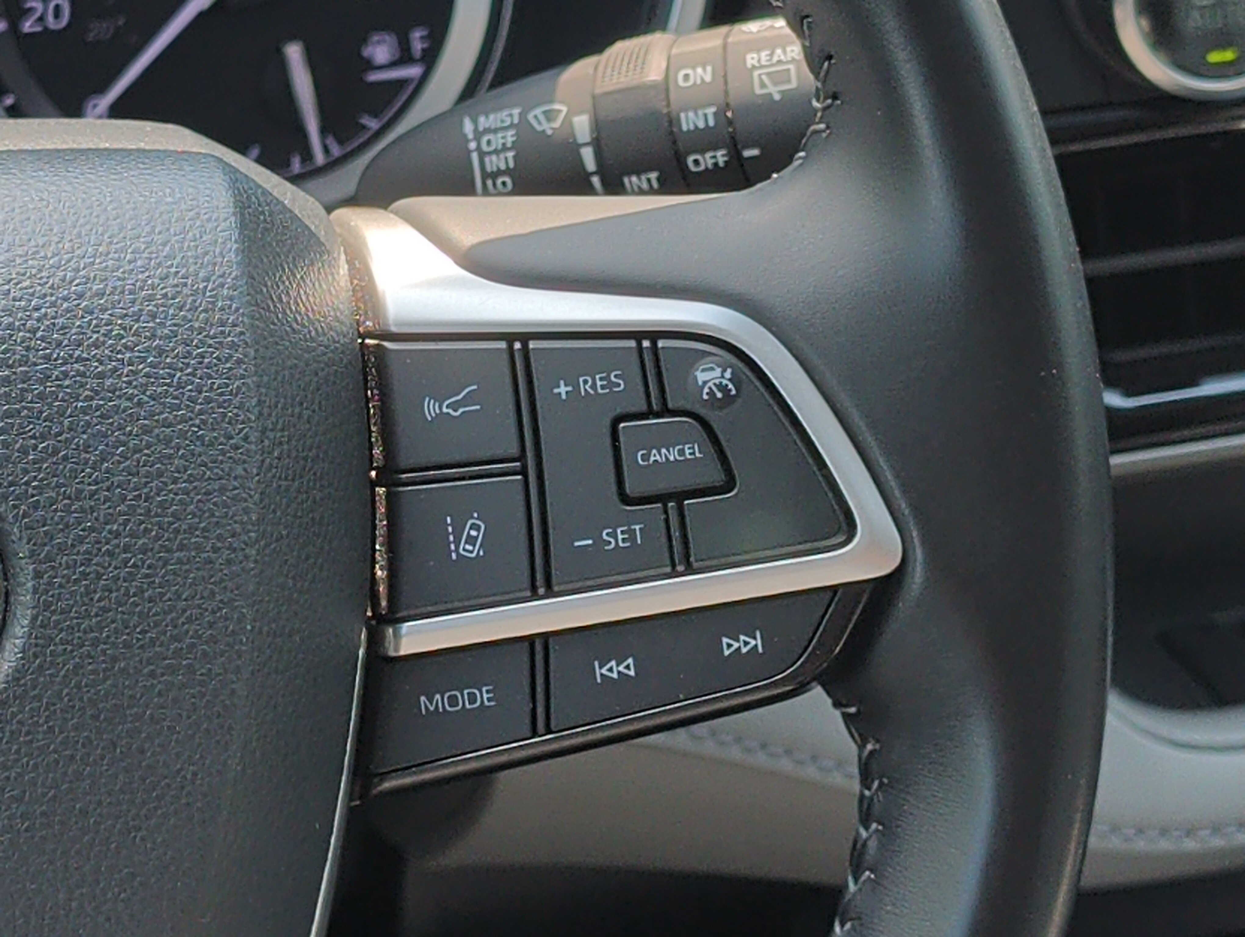 Used 2022 Toyota Highlander XLE AWD/4WD image 29