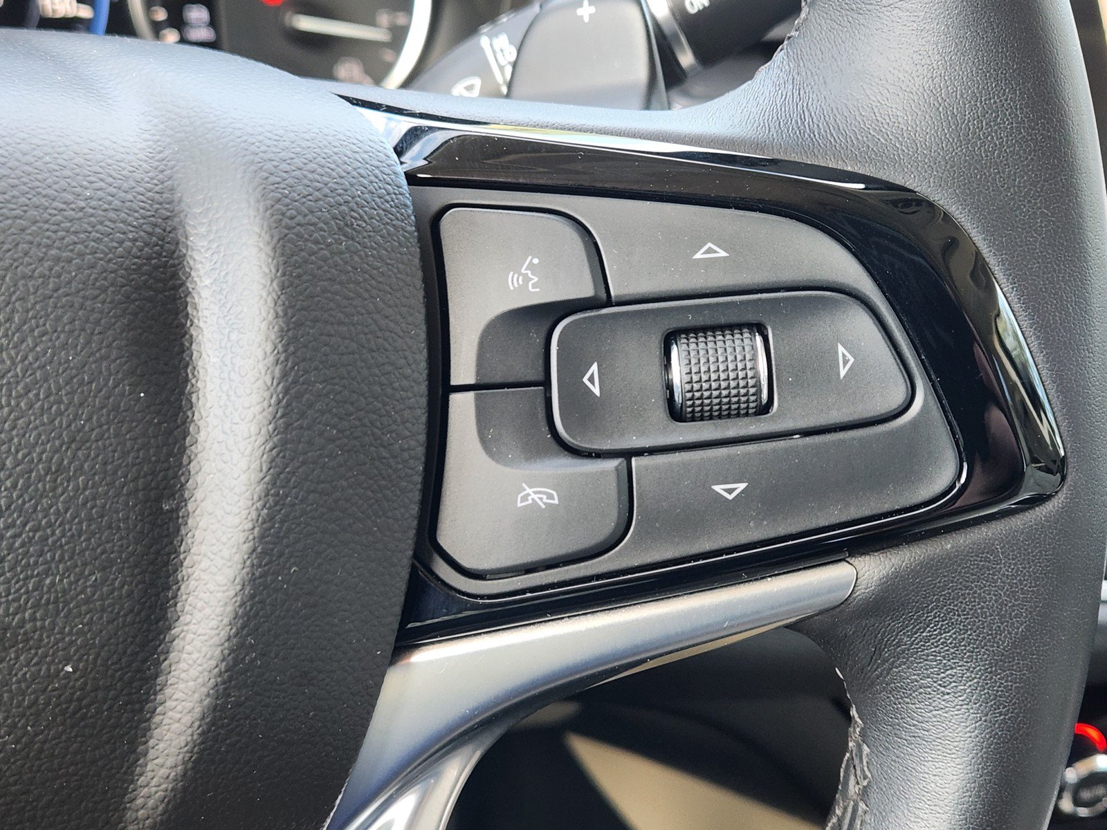 Used 2023 Buick Enclave Avenir w/ Avenir Technology Package FWD image 25
