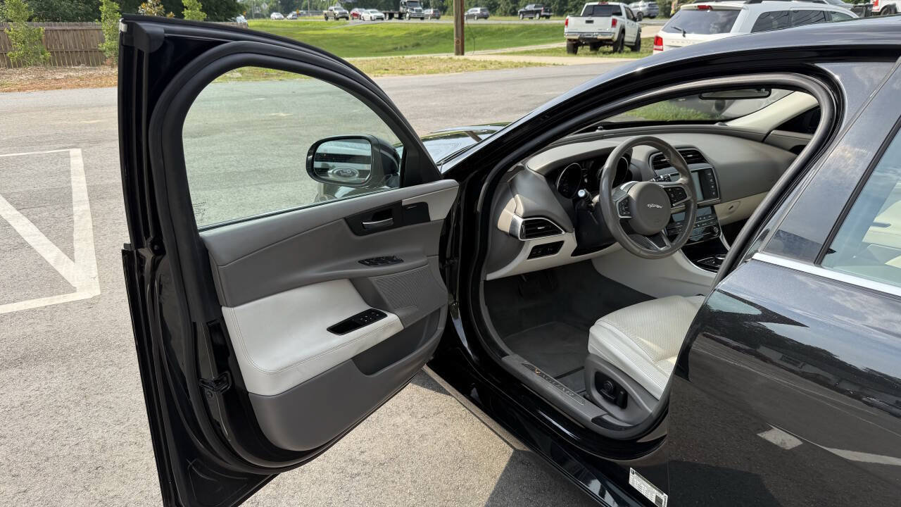 Used 2018 Jaguar XE Prestige RWD image 9