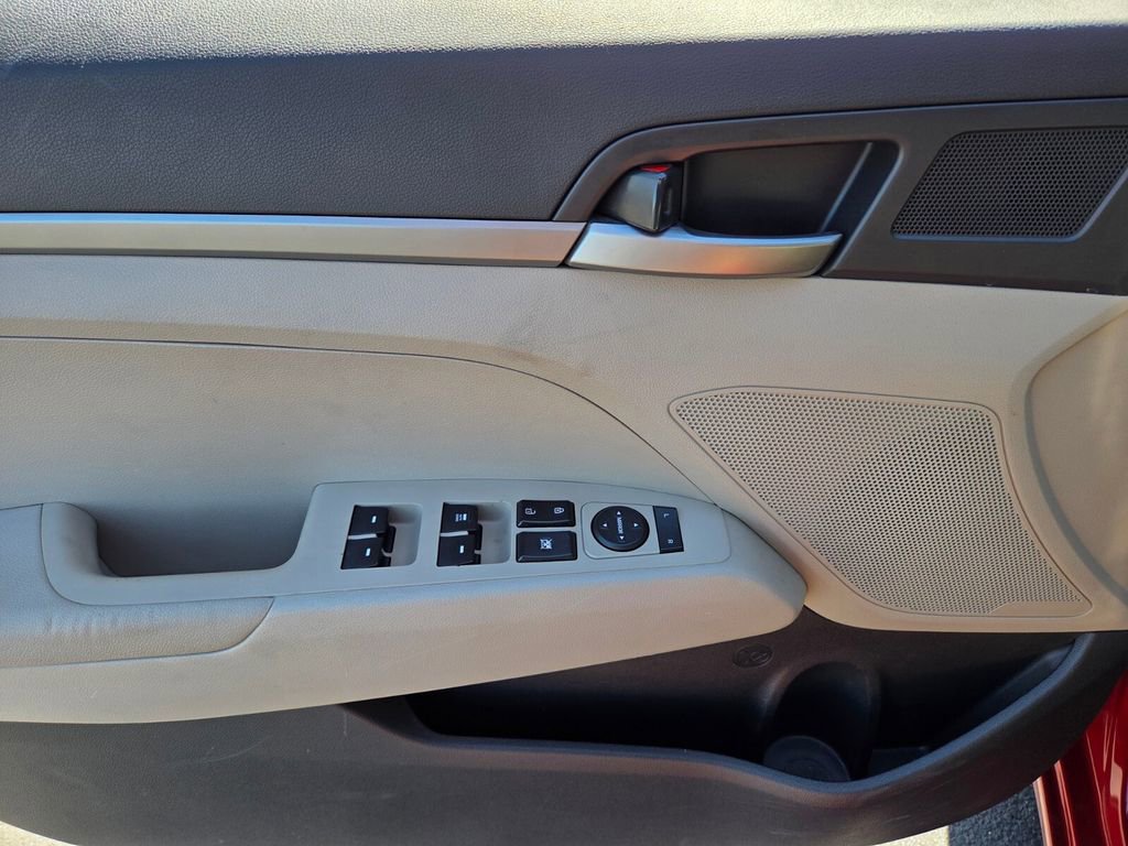 Used 2017 Hyundai Elantra SE image 17