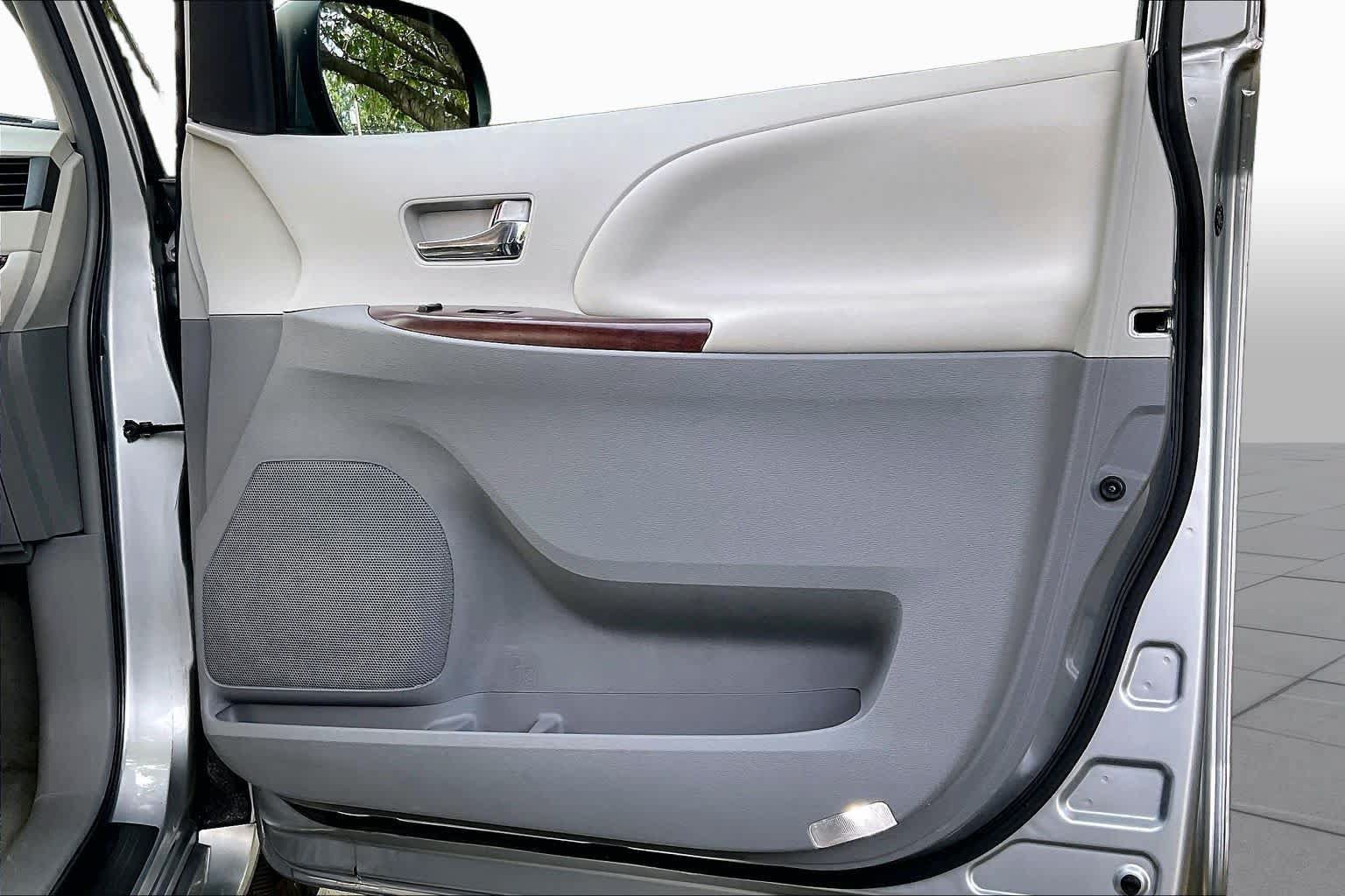 Used 2014 Toyota Sienna XLE w/ Entertainment Package FWD image 25