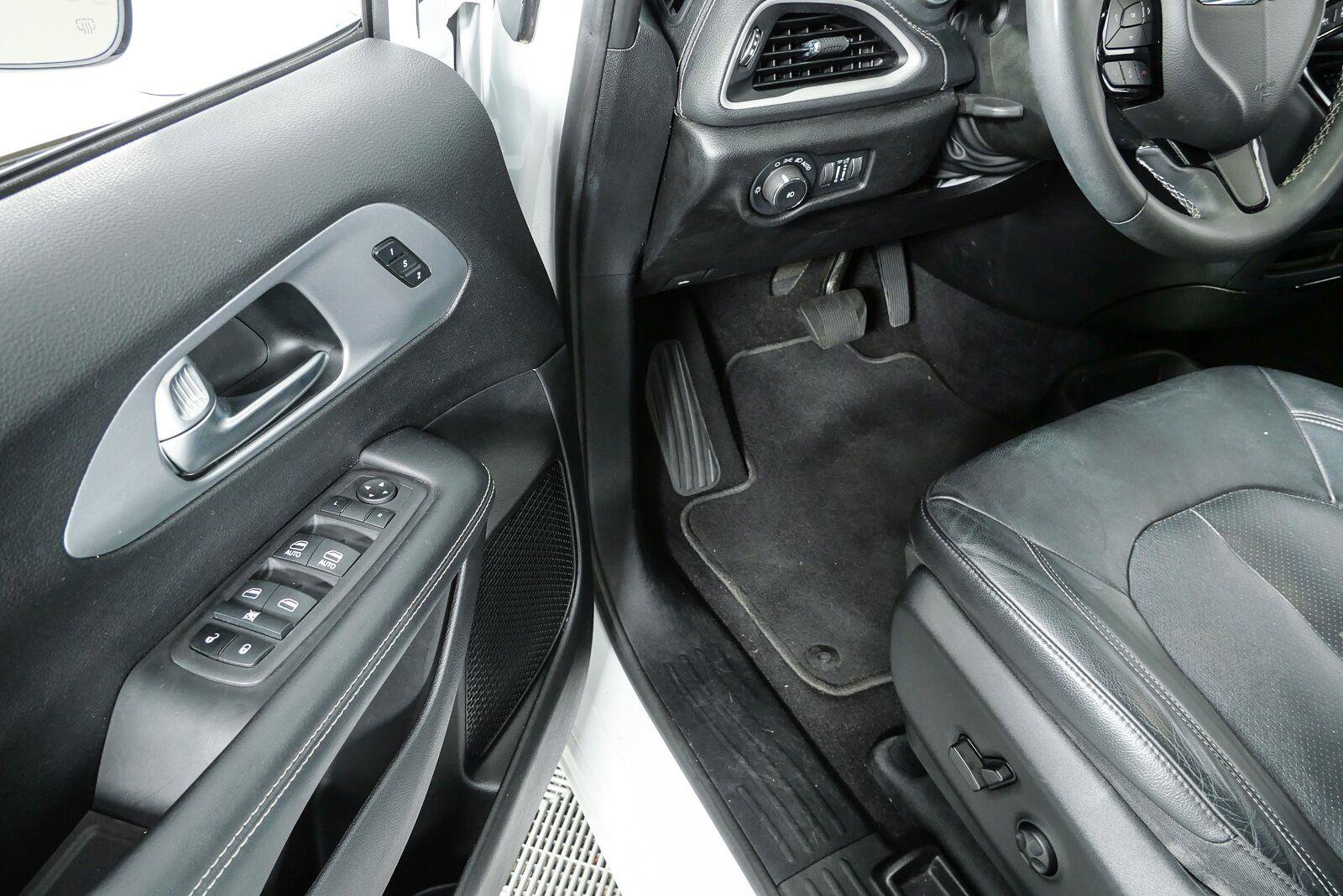 Used 2022 Chrysler Pacifica Touring-L w/ S Appearance Package FWD image 8