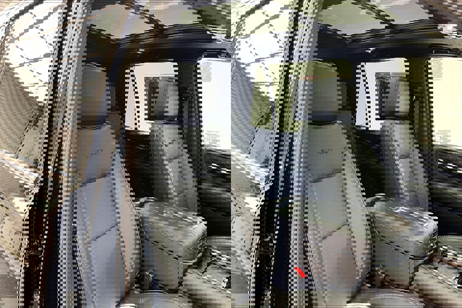 Used 2023 GMC Yukon Denali w/ Denali Reserve Package image 6