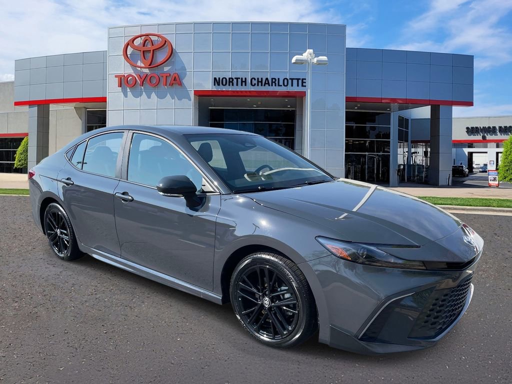 Used 2025 Toyota Camry SE image 3