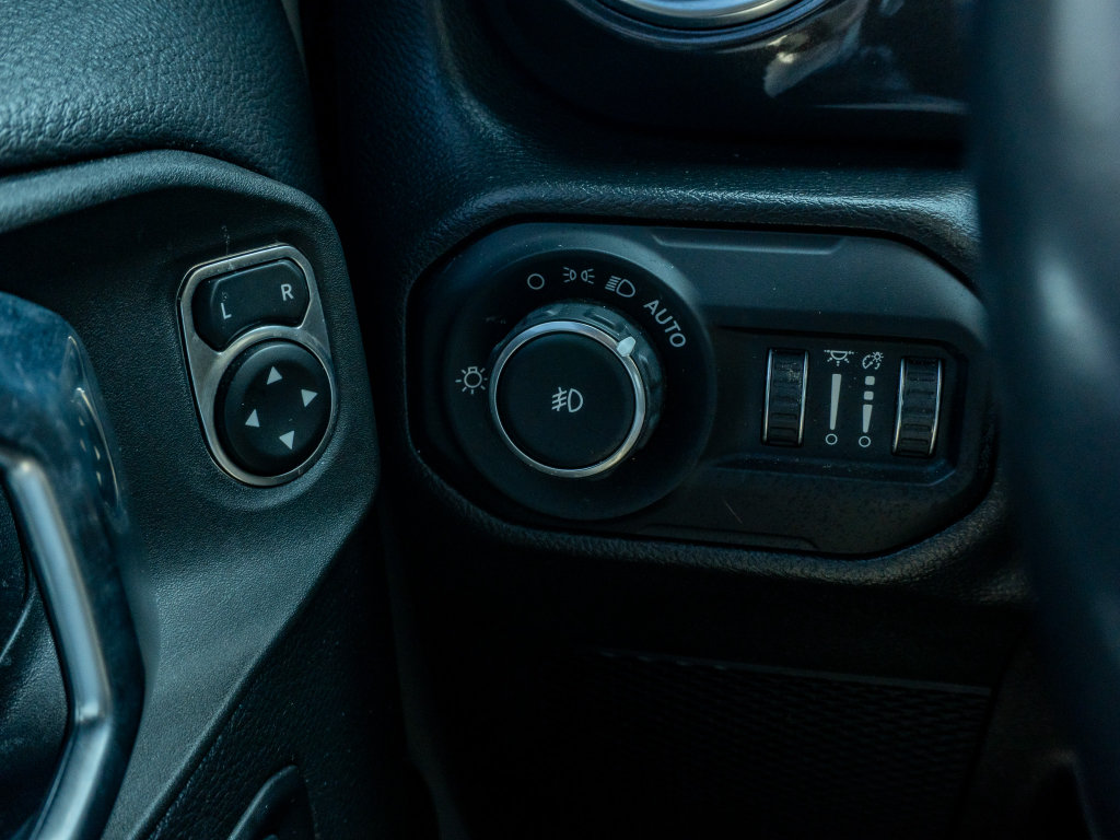 Used 2022 Jeep Wrangler Unlimited Sahara AWD/4WD image 27