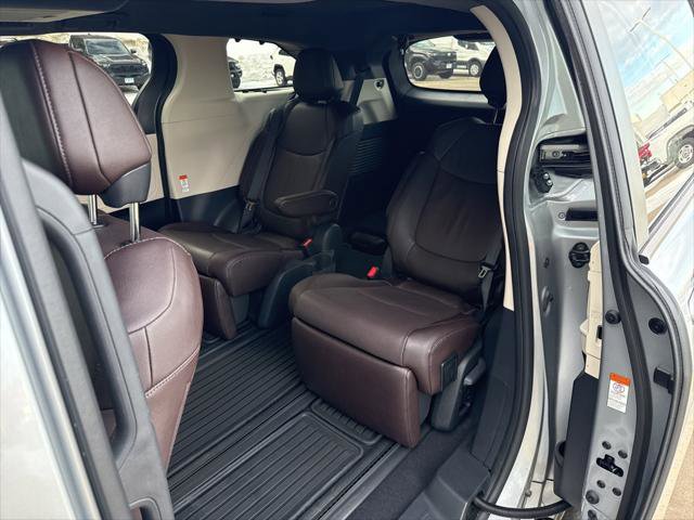 Certified 2024 Toyota Sienna Platinum image 4