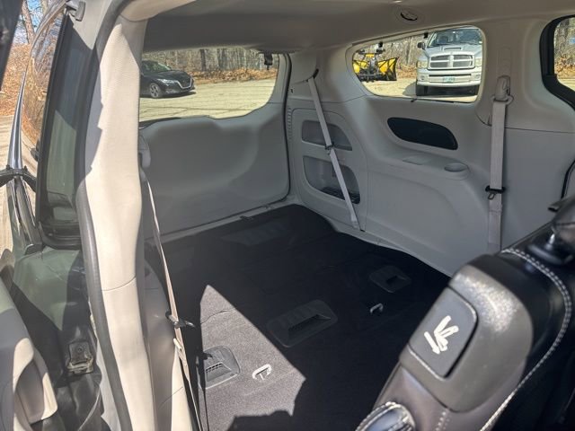 Used 2022 Chrysler Pacifica Touring-L image 16