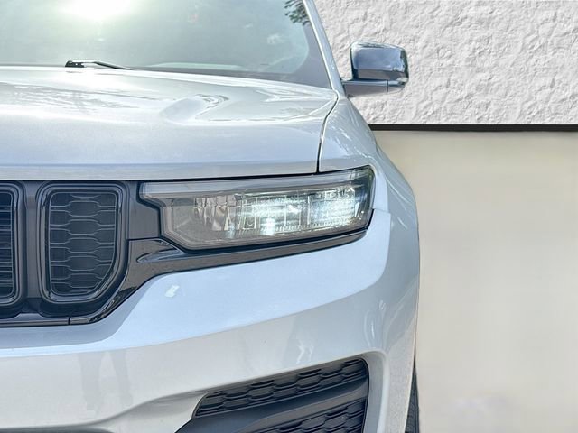 Used 2024 Jeep Grand Cherokee Altitude RWD image 9