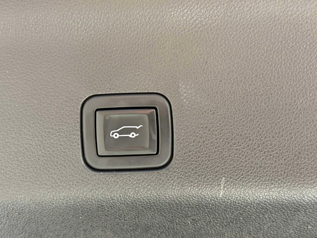 Used 2021 GMC Yukon Denali w/ Advanced Technology Package AWD/4WD image 19
