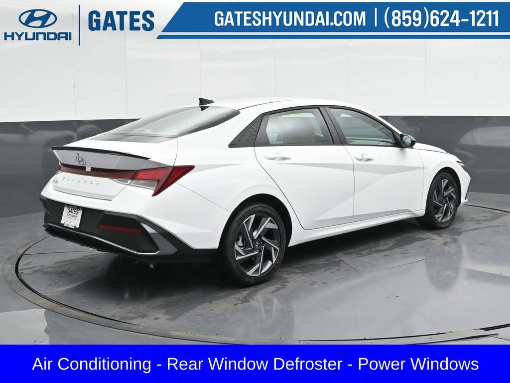 Used 2025 Hyundai Elantra Sport image 2