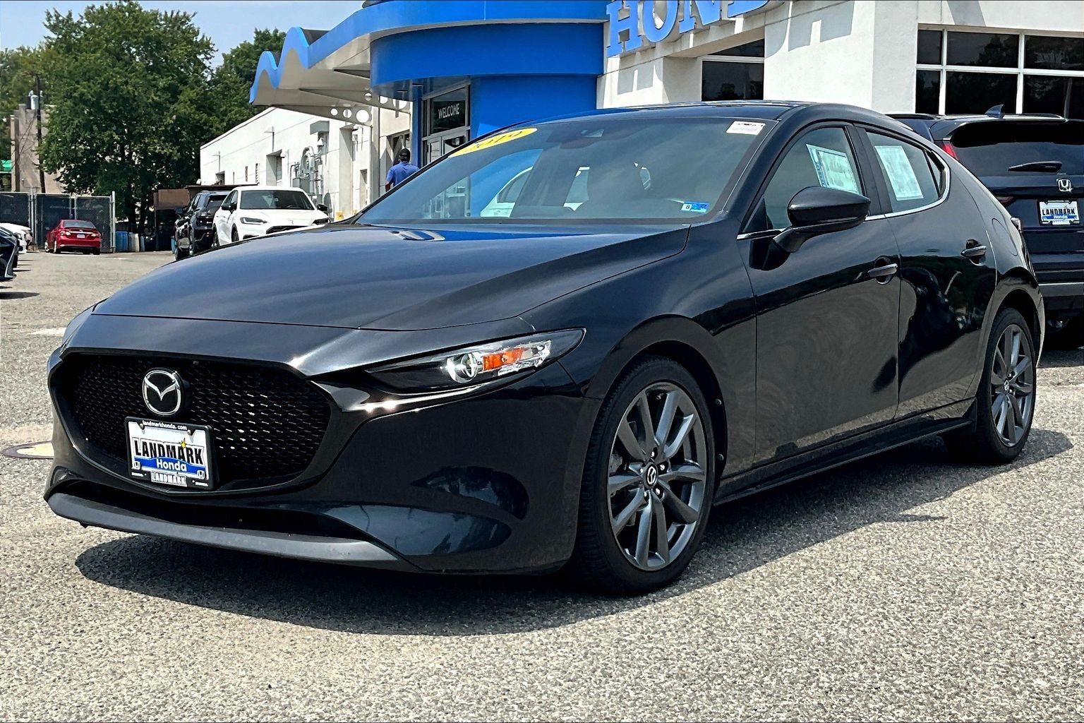 Used 2019 MAZDA MAZDA3 Hatchback w/ Preferred Package FWD image 1