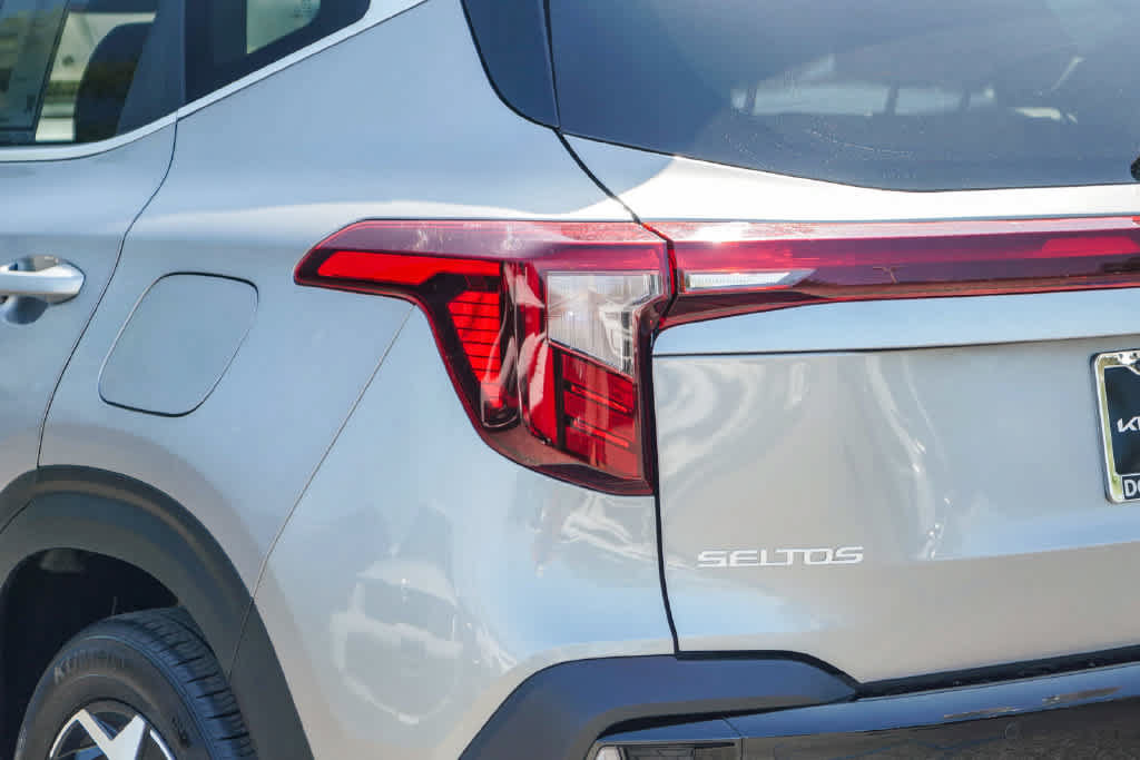 Certified 2025 Kia Seltos EX w/ EX Sunroof Package FWD image 7