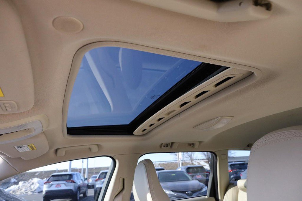 Used 2016 Volvo XC70 T5 Premier w/ Proximity Package image 9