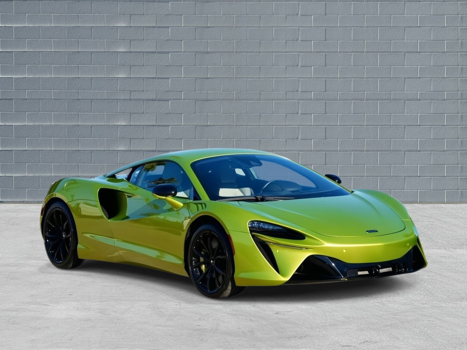 Used 2023 McLaren Artura image 2