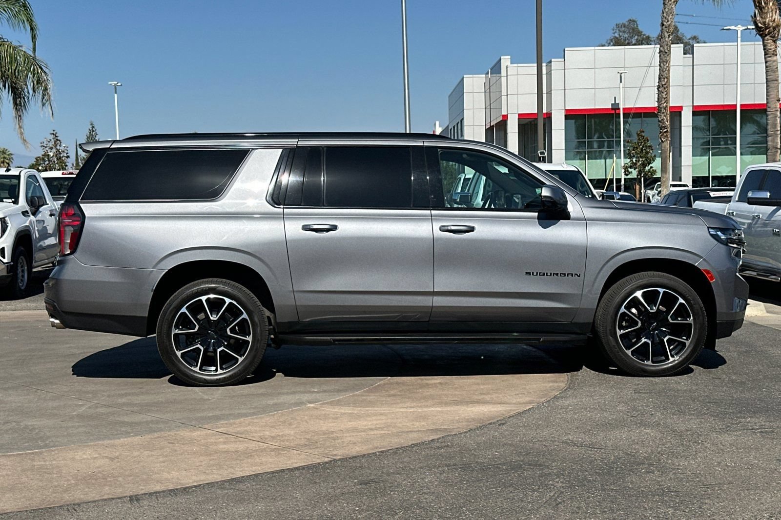 Certified 2022 Chevrolet Suburban RST w/ Sport Performance Package AWD/4WD image 3