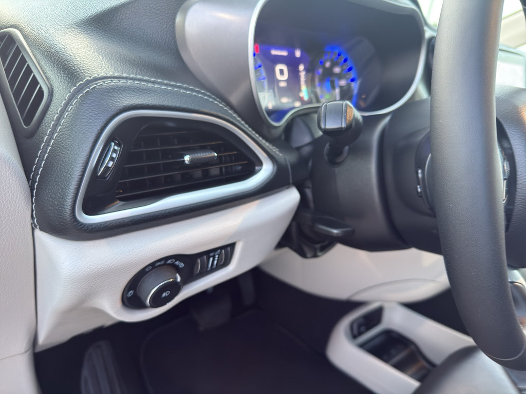 Used 2024 Chrysler Pacifica Touring-L FWD image 13
