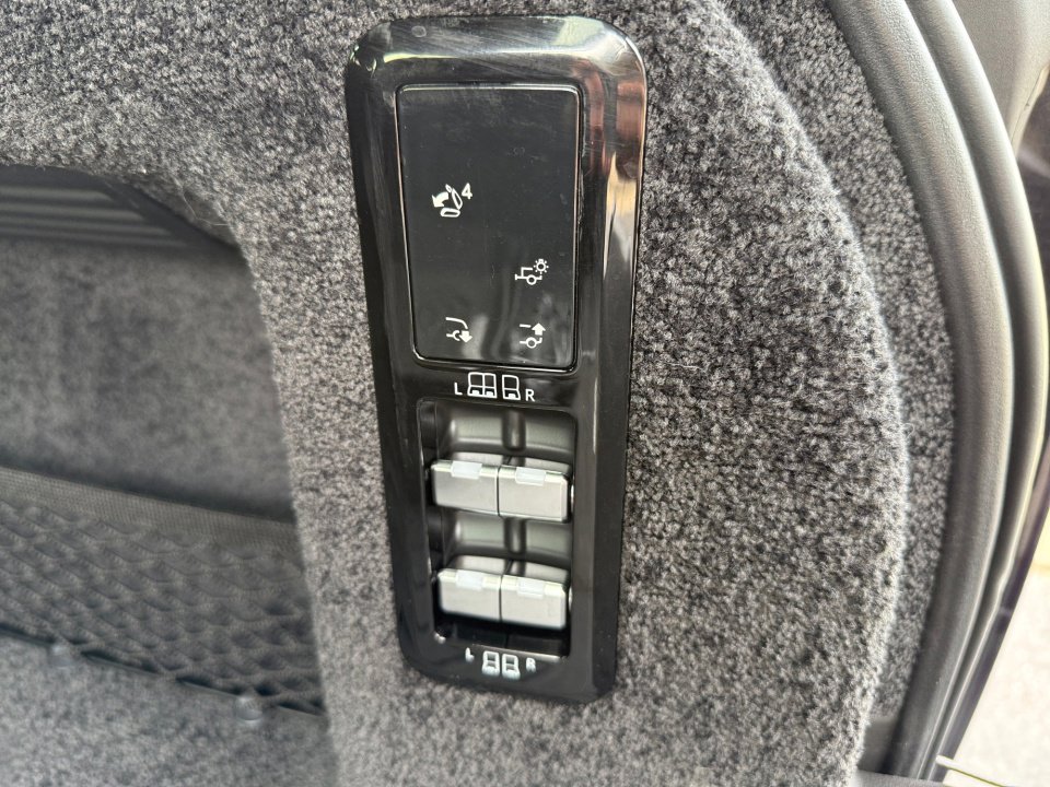 Used 2024 Land Rover Range Rover Long Wheelbase SE AWD/4WD image 13