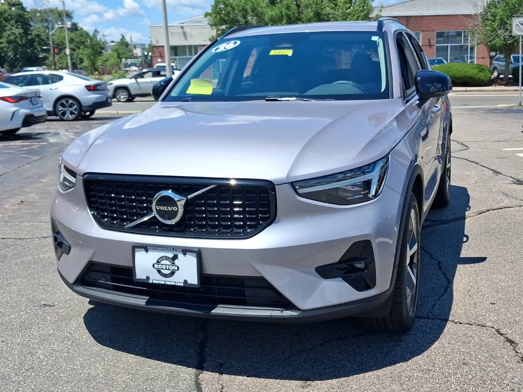 Certified 2026 Volvo XC40 B5 Plus AWD/4WD image 3
