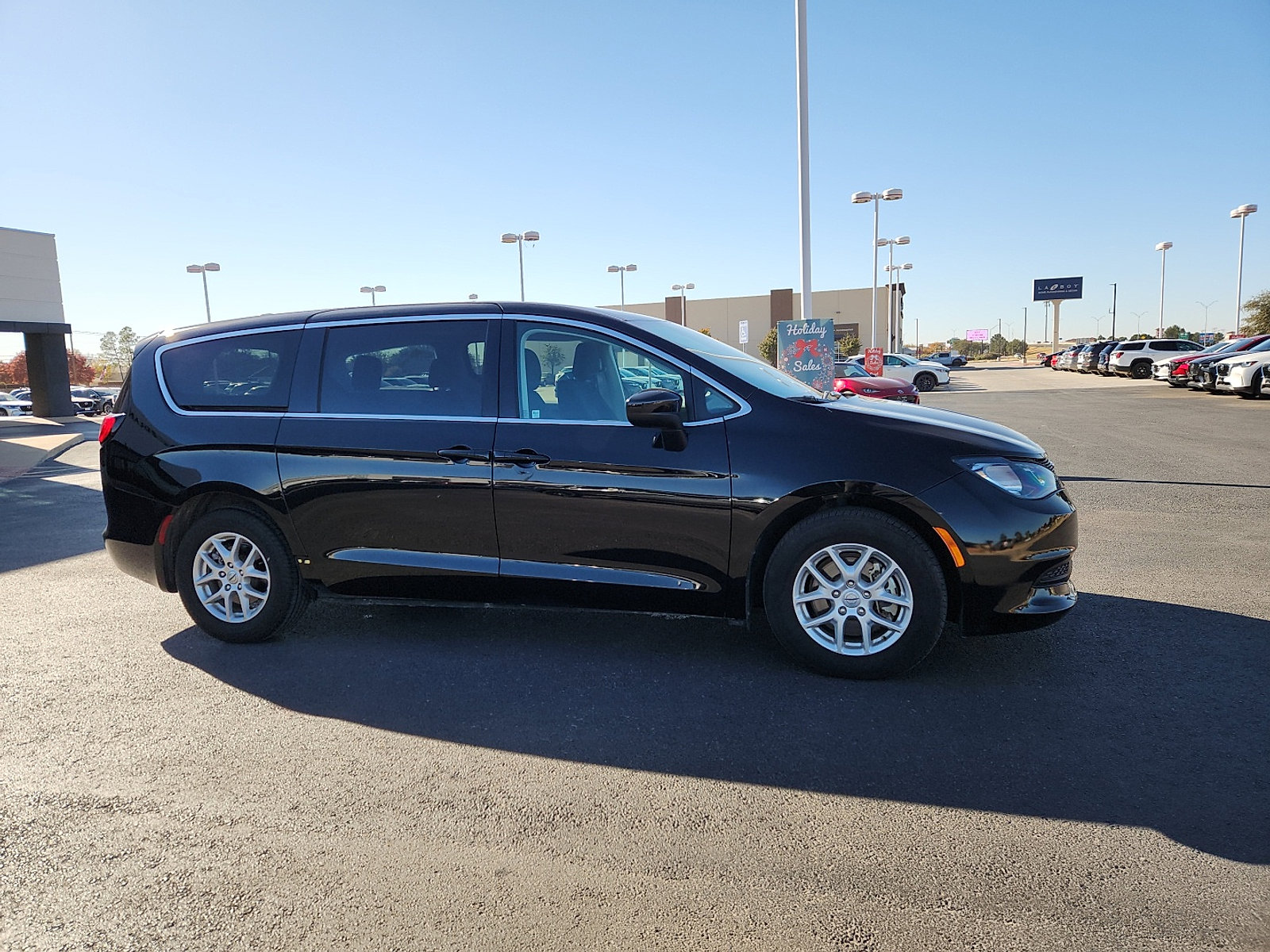 Used 2024 Chrysler Voyager LX image 8
