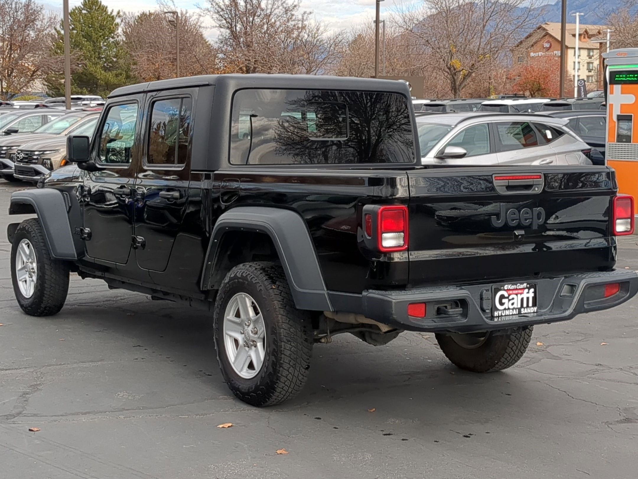 Used 2023 Jeep Gladiator Sport image 8