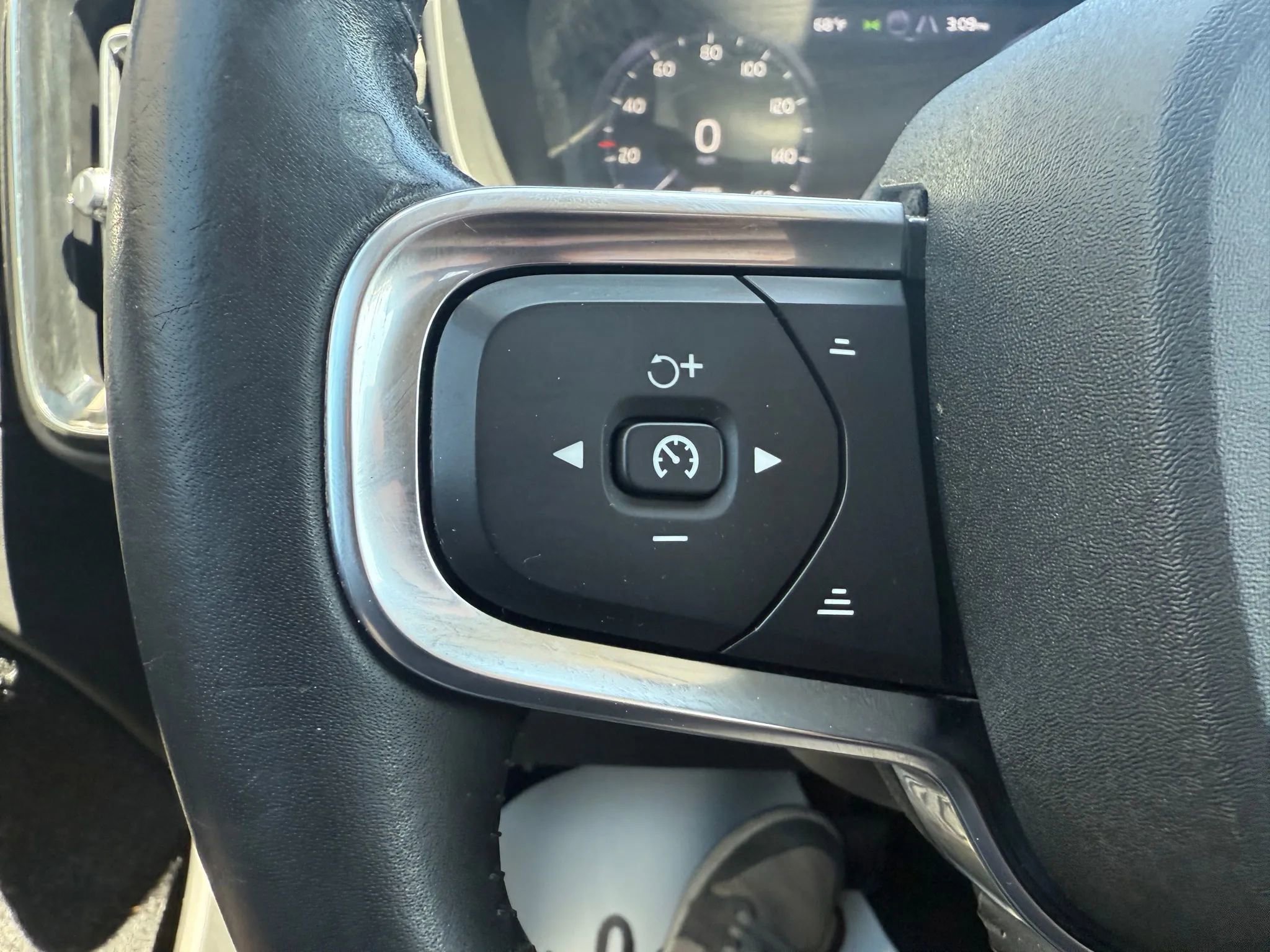 Used 2021 Volvo XC40 T4 Momentum image 21