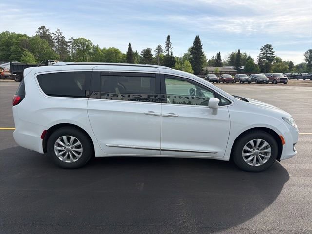 Used 2019 Chrysler Pacifica Touring-L FWD image 6