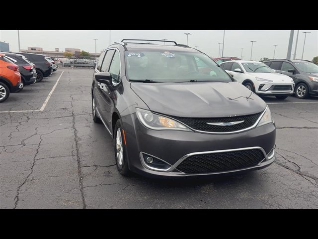 Used 2018 Chrysler Pacifica Touring-L Plus FWD image 3