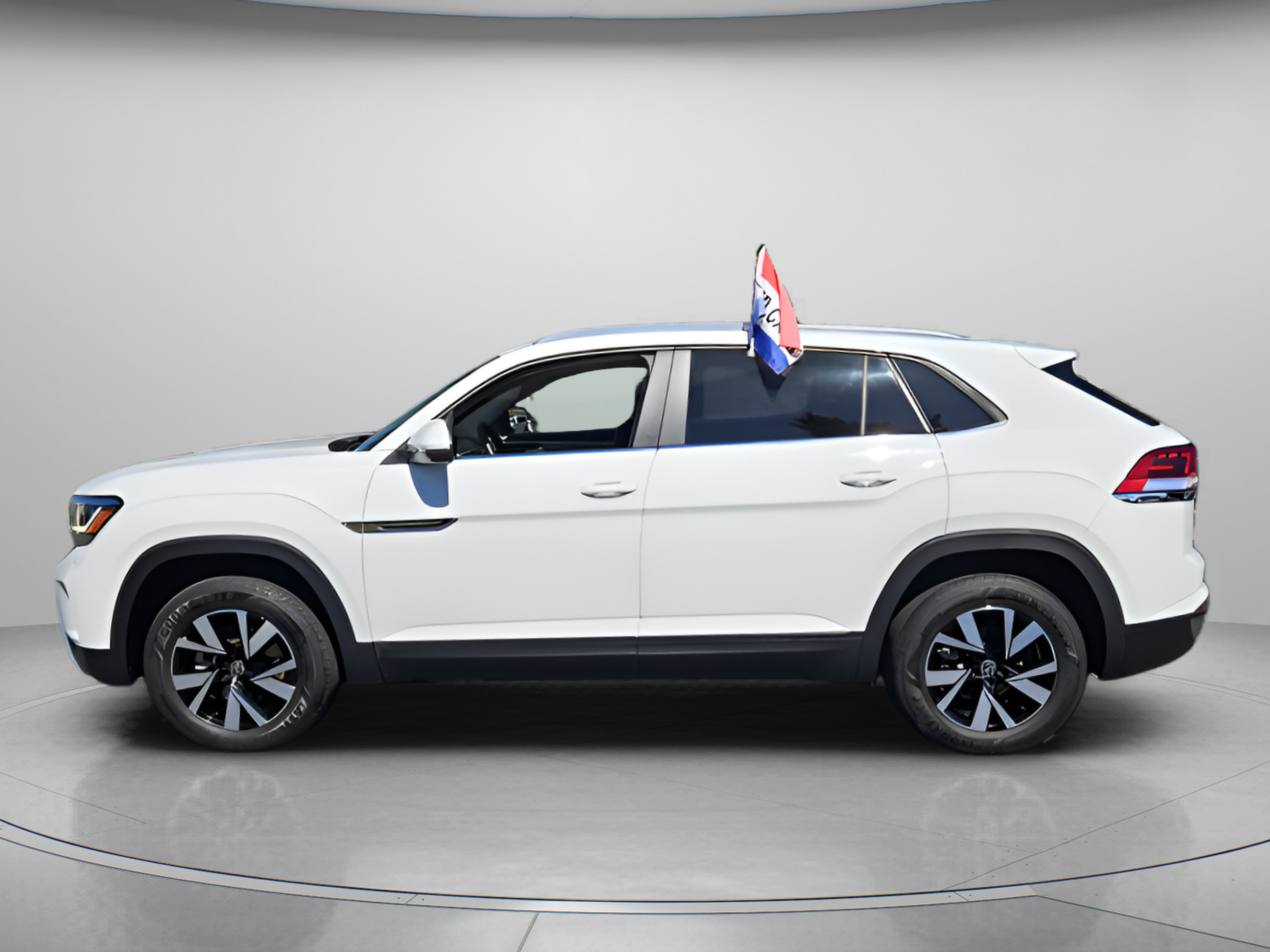 Used 2023 Volkswagen Atlas Cross Sport SE FWD image 2