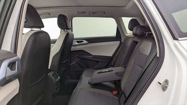 Used 2025 Volkswagen Taos SE w/ Panoramic Sunroof Package FWD image 17