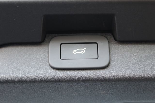 Used 2025 Land Rover Discovery Dynamic SE image 25